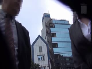 オフィス街で外回り中の男上司と女部下に