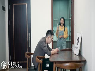 今天把小騷妹帶回家，換上開檔絲襪直接開幹，表情真淫盪