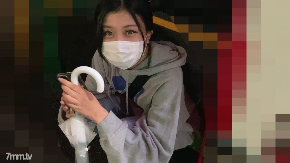 【無修正】18歲的第一張合影！人生第一次中出！保護在深夜的繁華街錯過末班車而走投無路的地方姑娘，無許可佩戴♡