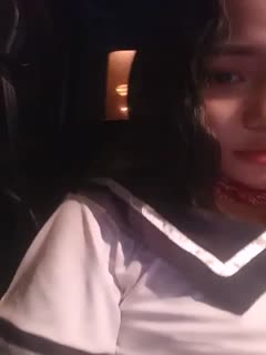 樣子純情的女主播穿着水手制服勾搭小車司機路邊車震美女主